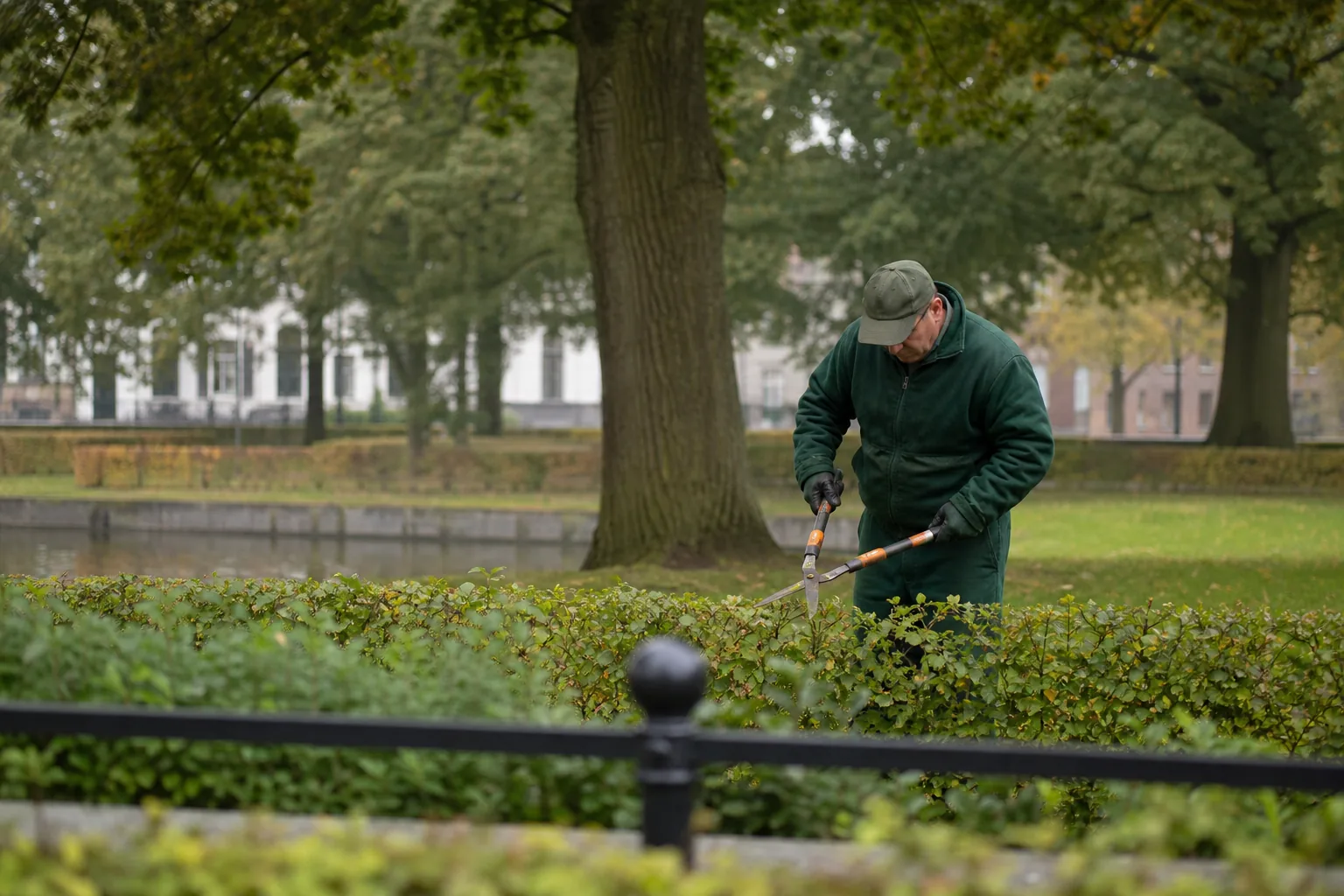 Groenwerk in de Nederlandse buitenruimte. Beeld bij het artikel: Klopt het dat losse klussen in het groenonderhoud plaatsmaken voor vaste contracten?